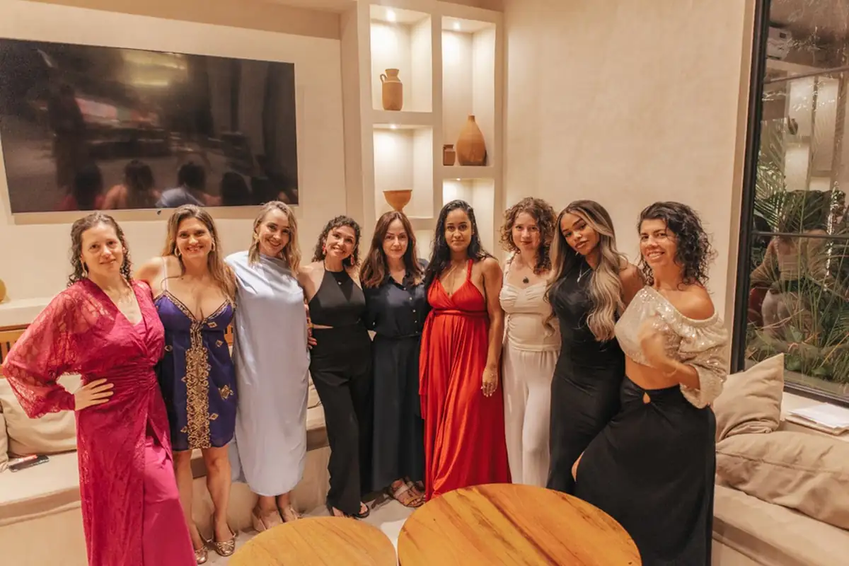 Todas las participantes del retiro de Tulum en la cena de cierre